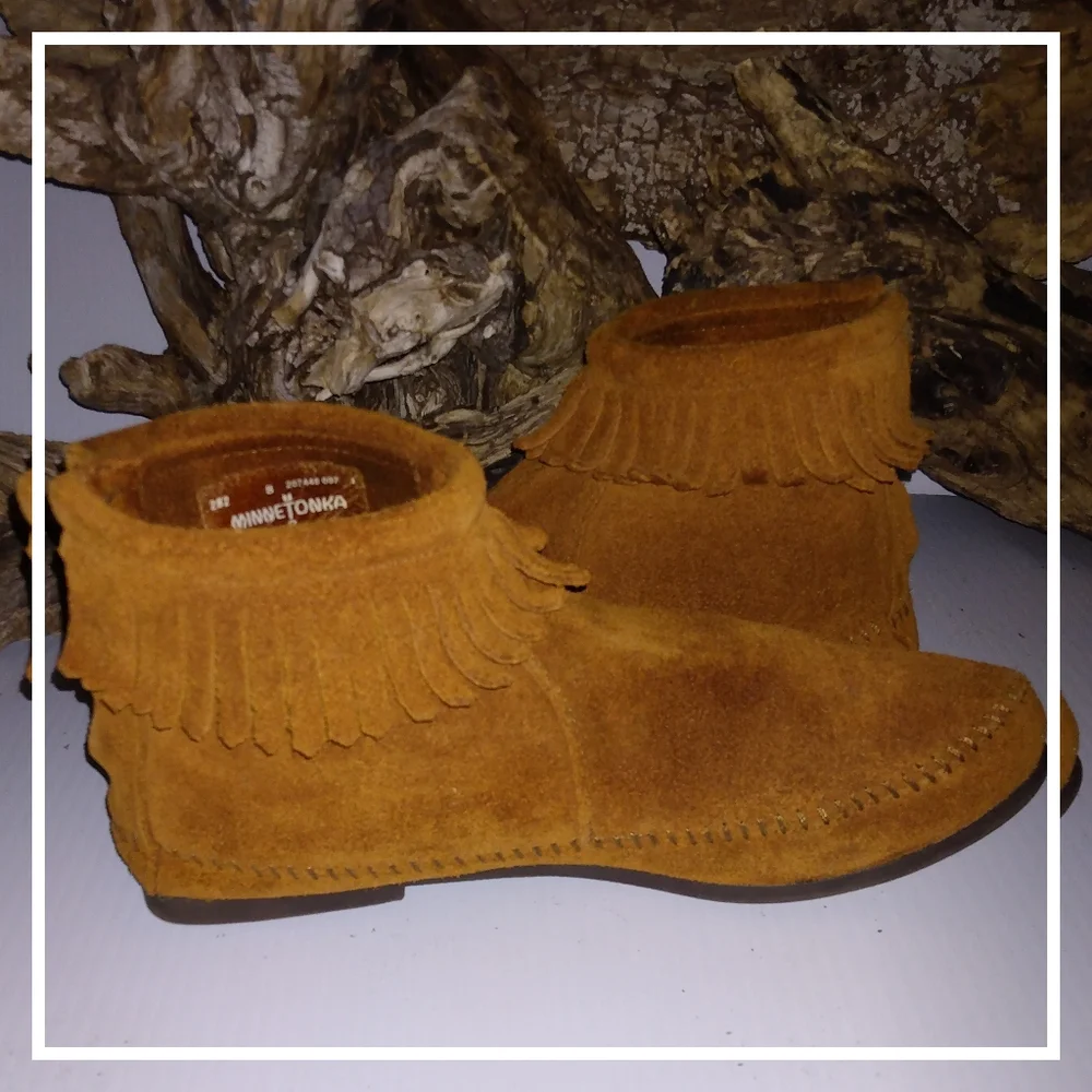 Minnetonka Suede Fringed Short Boot - Picture 1 of 9